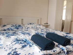 A bed or beds in a room at Mona apartman
