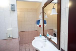 W łazience znajduje się umywalka, lustro i pralka. w obiekcie V12 Apartments - Vittoria 12 w mieście Novara