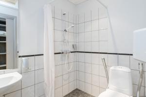 Grand Hotel Egersund tesisinde bir banyo