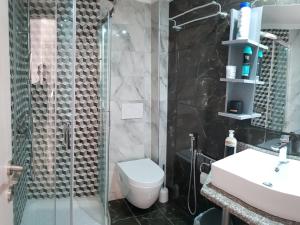 łazienka z prysznicem, toaletą i umywalką w obiekcie Ola Kala Apartments and Rooms w mieście Vlikhón +24 zdjęcia