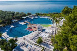 una vista aérea de la piscina del complejo con el océano en Villaggio Baia Del Monaco, en Manfredonia