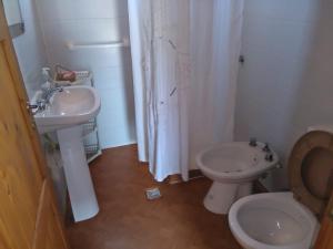 ein Bad mit einem WC und einem Waschbecken in der Unterkunft Cabañas El Caribe - Martinica in San Luis