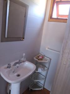 ein Bad mit einem Waschbecken und einem Spiegel in der Unterkunft Cabañas El Caribe - Martinica in San Luis