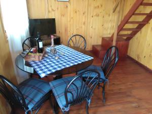 un comedor con mesa y sillas y una escalera en Cabañas El Caribe - Martinica, en San Luis