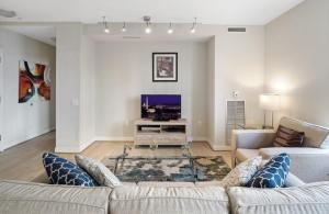 sala de estar con 2 sofás y TV de pantalla plana en Global Luxury Suites at The White House, en Washington