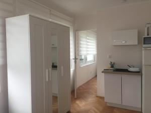 Kuchyňa alebo kuchynka v ubytovaní Apartamenty Przy Plaży Gdynia Orłowo