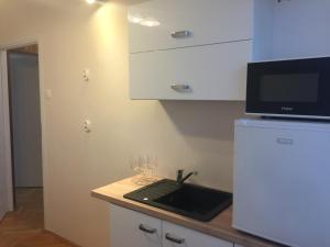 Kuchyňa alebo kuchynka v ubytovaní Apartamenty Przy Plaży Gdynia Orłowo