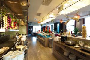 北京北京唯实酒店（唯实国际文化交流中心）的一间提供自助餐的餐厅,展示着各种美食