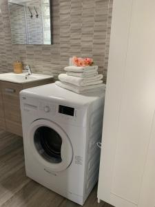 a washing machine with towels on top of it in a kitchen at Loft La ISLA in Playa Blanca