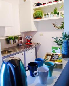uma cozinha com copos azuis num balcão em Le stanze di Ninni em Foligno