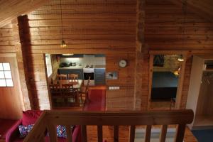 vistas al interior de una cabaña de madera en Niemen Lomat, en Kuusamo