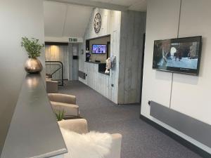 TV a/nebo společenská místnost v ubytování Escape Hotel