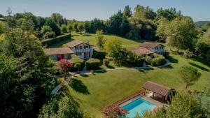 una vista aérea de una casa con una piscina en el patio en Les Villas d'Harri-Xuria en Saint-Pierre-dʼIrube