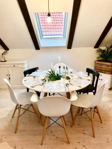 een eetkamer met een witte tafel en stoelen bij Familia in Selca