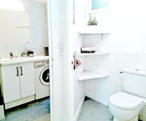 une salle de bains avec toilettes et lavabo dans l'établissement Le Palladium quartier Tzaréwitch Nice, à Nice 21 autres photos