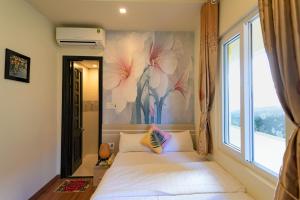 Giường trong phòng chung tại Flora Hotel Hue