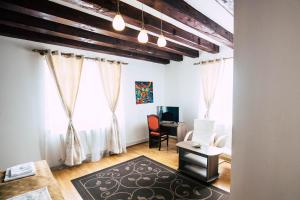 a living room with a desk and a window at Pension Gallery in Braşov