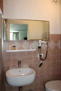 ピニョーネにあるAgriturismo La Ferrieraのバスルーム(洗面台、鏡、トイレ付)