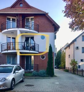 uma casa com um carro estacionado em frente em Lake Apartment em Hévíz