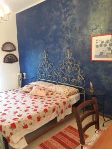 ein Schlafzimmer mit einem Bett und einer blauen Wand in der Unterkunft casa gio in Turin