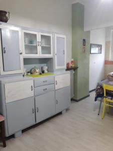 トリノにあるcasa gioの白いキッチン(白いキャビネット、テーブル付)