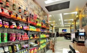 Supermarket nebo jiné obchody v  hotelu nebo okolí