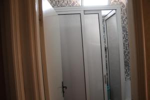 een witte kast met een spiegel in de badkamer bij Appart'hotel Dior Lamane in Azilal