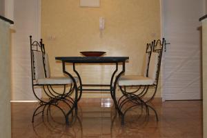een tafel met twee stoelen en een kom erop bij Appart'hotel Dior Lamane in Azilal