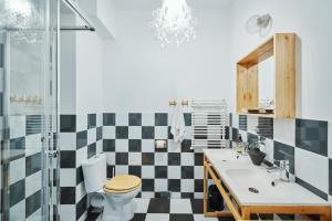 Televízia a/alebo spoločenská miestnosť v ubytovaní ARTHOTEL STALOWA 52