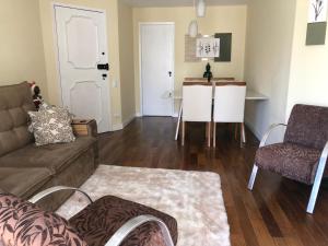 a living room with a couch and a table at Apartamento Top Morumbi in São Paulo +8 photos
