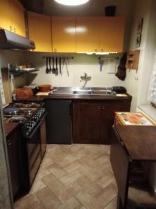 una cucina con lavandino e piano cottura di Garibaldi n°12 a Volterra