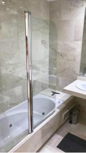 La salle de bains est pourvue d'une baignoire et d'un lavabo. dans l'établissement Beautiful apartment in Costa del Sol,300m from sea, à Estepona