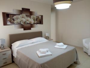 1 dormitorio con 1 cama con 2 toallas en Residence Agave Lampedusa en Lampedusa