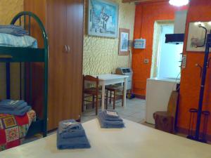 Zimmer mit einem Etagenbett und einer Küche mit einem Tisch in der Unterkunft Ianua Coeli 2 in Mosso Santa Maria