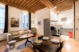 里昂的住宿－Trion - quartier St Just - 42m2 Proche Vieux Lyon，客厅配有沙发和桌子