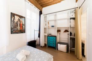 - une chambre avec un lit et une commode bleue dans l'établissement Trion - quartier St Just - 42m2 Proche Vieux Lyon, à Lyon
