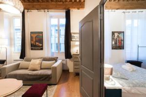 - un salon avec un canapé et un lit dans l'établissement Trion - quartier St Just - 42m2 Proche Vieux Lyon, à Lyon