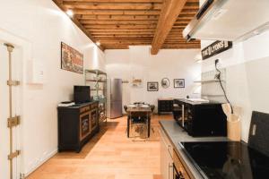- une cuisine avec un comptoir et une table dans l'établissement Trion - quartier St Just - 42m2 Proche Vieux Lyon, à Lyon