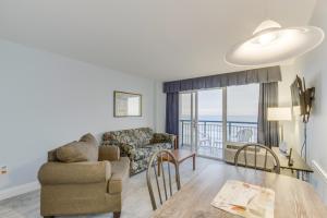 sala de estar con sofá y mesa en Hosteeva Oceanfront Boardwalk Beach Resort with Balcony, en Myrtle Beach