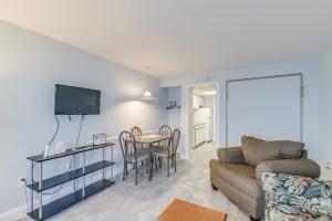 マートルビーチにあるHosteeva Oceanfront Boardwalk Beach Resort with Balconyのソファとテーブルのあるリビングルーム