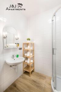 Kúpeľňa v ubytovaní J&J Apartments, Szeroka 25 Apartament 7 + 16 fotografií