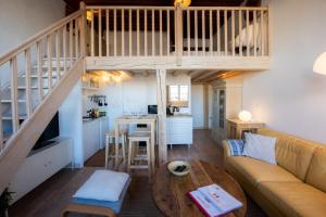 un soggiorno con divano e tavolo di Le Woody authentique appartement des Canuts a Caluire-et-Cuire