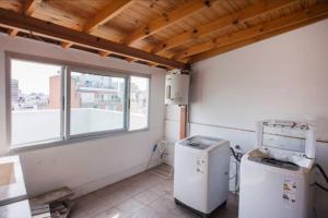 Una cocina o kitchenette en Luminosos Loft En Recoleta 2 Cuadras Del Subte