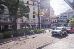 El barrio en el que está el departamento o un barrio cercano