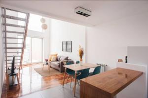 Un lugar para sentarse en Luminosos Loft En Recoleta 2 Cuadras Del Subte