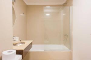 bagno con doccia, lavandino e servizi igienici di Luminosos Loft En Recoleta 2 Cuadras Del Subte a Buenos Aires Altre 25 foto
