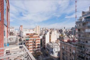 vista su una città con edifici alti di Luminosos Loft En Recoleta 2 Cuadras Del Subte a Buenos Aires