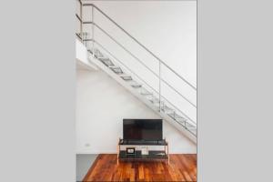 Una televisión o centro de entretenimiento en Luminosos Loft En Recoleta 2 Cuadras Del Subte