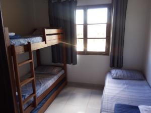 een kamer met twee stapelbedden en een raam bij Winterville Gravata in Gravatá