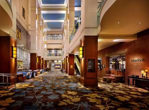 un vestíbulo vacío de un centro comercial en Hyatt Regency Calgary, en Calgary